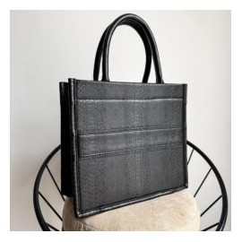 Alpha Tote Medium Total Pitón Negro